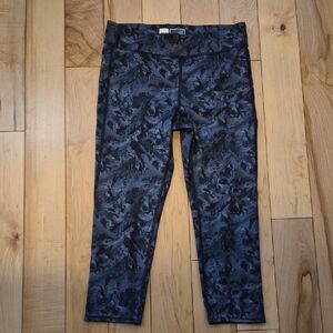 Lole Girls Size 10/12 Black and Gray Patterned Capris